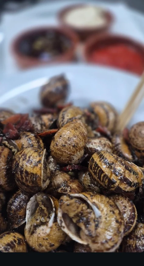 Cargols a la llauna servidos con alioli casero en el Restaurante Abrasas de Blanes