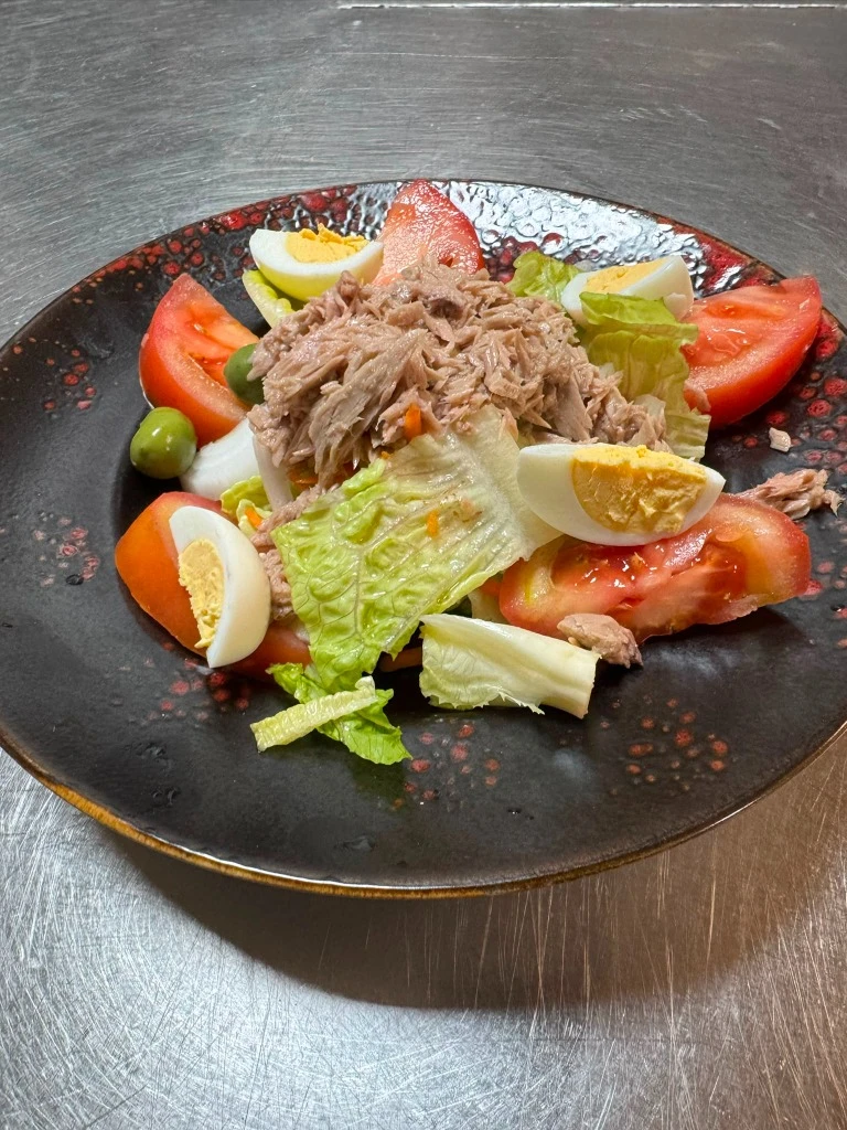 Ensalada fresca de mercado en el Restaurante Abrasas de Blanes