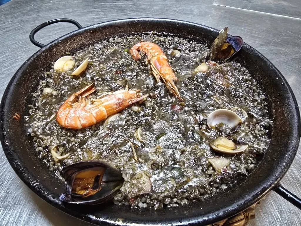 Paella marinera (Arròs negre)