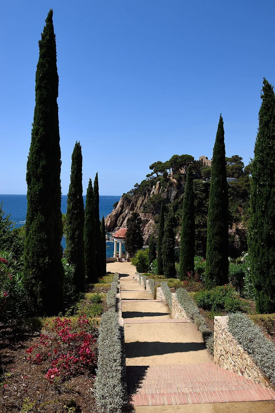 Escaleras y mirador del Templete de Linneo en el Jardí Botànic Marimurtra