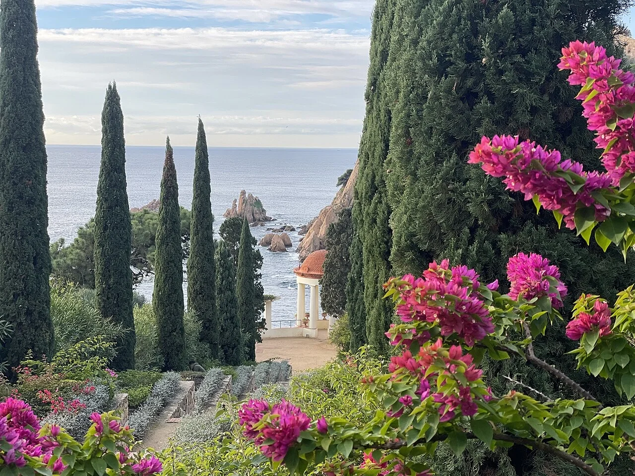 Templete de Linneo en el Jardí Botànic Marimurtra de Blanes